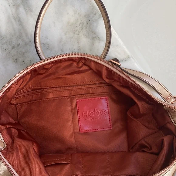 Hobo bag, metallic champagne gold. - Picture 6 of 10